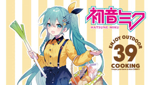 『初音ミク×AOZORAGEAR』 イラストレーター「さいね」さんによる描きおろしイラスト商品第2弾を発表！ AOZORAGEAR online SHOPで予約開始＆ 『初音ミク「マジカルミライ 2025」』で先行販売！