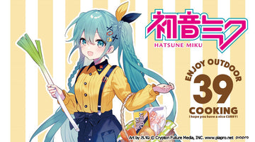 『初音ミク×AOZORAGEAR』 イラストレーター「さいね」さんによる描きおろしイラスト商品 第5弾商品「サラダフォーク」と「ステンレスカレー皿」を発表！ 『雪ミク（初音ミク）』が北海道を応援するフェスティバル 「SNOW MIKU 2026」のウイングベイ小樽会場にて先行販売！